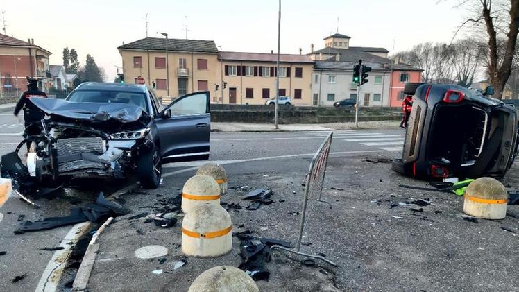 <p>Le due auto coinvolte nello scontro di Gonzaga (Foto di Mauro Pinotti)</p>
