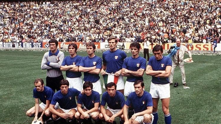 Da Mattarella a Zoff, da Infantino a Boninsegna, l'inchino a Gigi Riva Da Mattarella a Zoff, da Infantino a Boninsegna, l'inchino a Gigi Riva