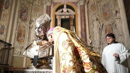 <p>Il Vescovo bacia il reliquiario (foto V. Bruno)</p>
