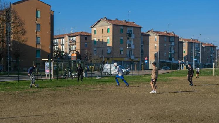 Pini Problem Il campetto in periferia a Mantova è dimenticato e i ragazzi seminano l ...