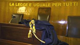 SCIOPERO MAGISTRATI AULA DI TRIBUNALE.. - I magistrati protestano per i tagli della Finanziaria