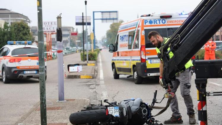 <p>Il recupero della moto coinvolta nell&#39;incidente sulla Cisa a Porto Mantovano (foto Delio Fuscati)</p>
