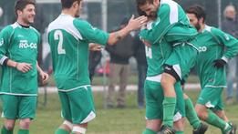 Foto Capucci 2015.Sport calcio terza categoria Pioevese maglia verde Pozzolese maglia bianco arancio.il gol per la pievese di Roveri 1/0