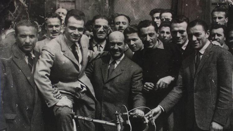 Danilo Martelli sulla bici con Fausto Coppi
